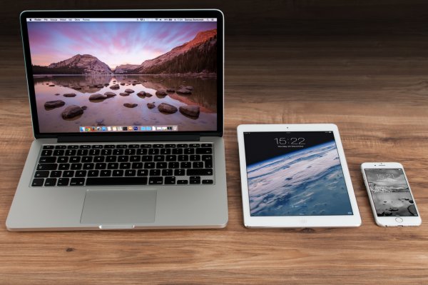 MacBook будет заряжать гаджеты Apple без проводов