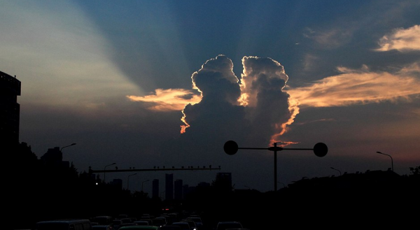 Романтика в небе: Два целующихся во время заката облака умилили китайцев