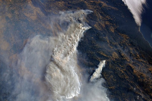 Космонавт Олег Артемьев показал, как выглядит пожар в Калифорнии из космоса