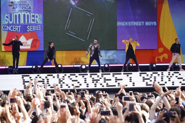 В США перед выступлением Backstreet Boys рухнула входная арка