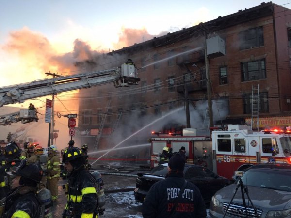 В Нью-Йорке при пожаре на парковке пострадали 17 спасателей