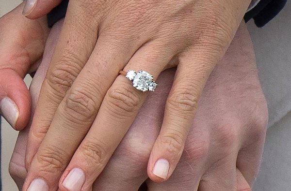 Букингемский дворец продает дешевую копию обручального кольца Меган Маркл