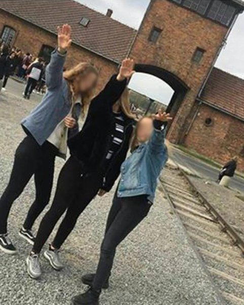За «Зиг хайль» в Освенциме разыскиваются три польские школьницы