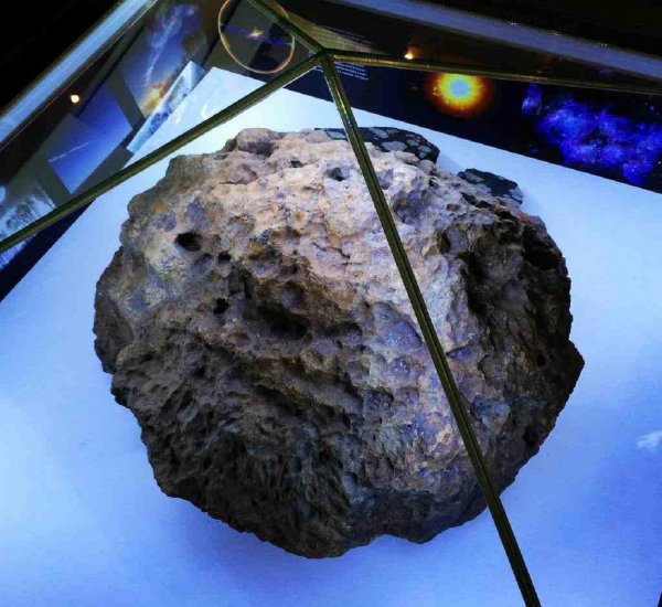В Японии осколки метеорита пробили крышу в частном доме