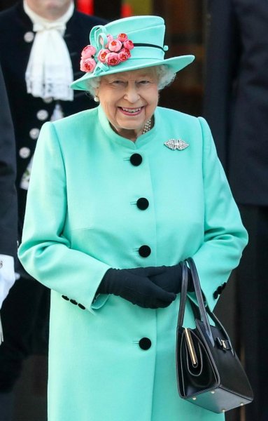 «Миддлтон в гневе!»: Королева на Рождество пригласила мать Меган Маркл – СМИ