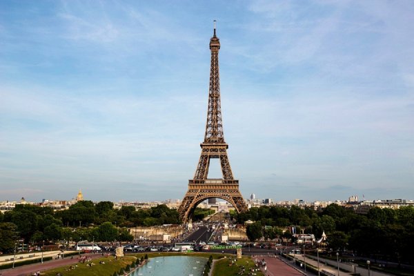В Париже закрыли Эйфелеву башню из-за манифестаций