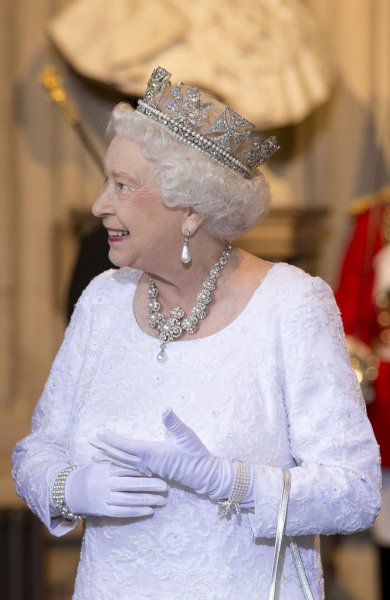 В Сети обсуждают лицо королевы Елизаветы II среди грозовых туч