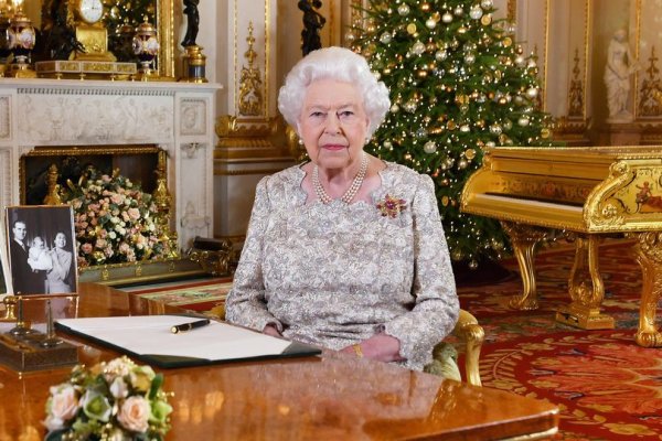 Эксперт раскрыл смысл архивного фото принца Чарльза на столе королевы Елизаветы