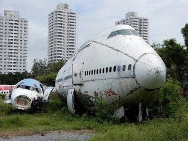 В Таиланде бизнесмен создал кладбище заброшенных самолетов, где живут люди
