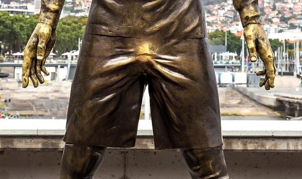 «Блестящий пах»: Туристы отполировали статую Криштиану Роналду – СМИ