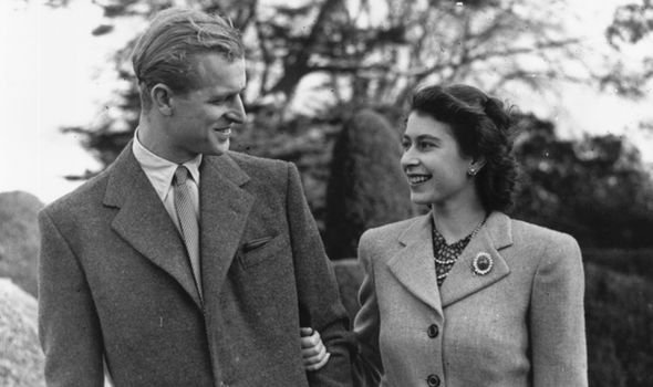 «Любовь с первого взгляда!»: Биографы рассказали, за что королева Елизавета полюбила принца Филиппа