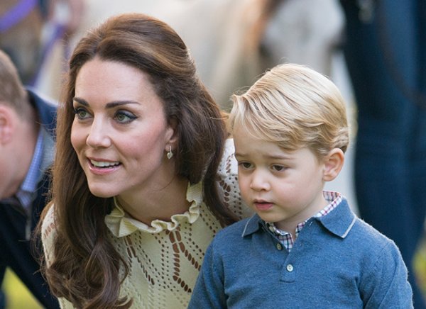 Королева в недоумении: Сын Кейт Миддлтон принц Джордж называет себя «Арчи» - СМИ
