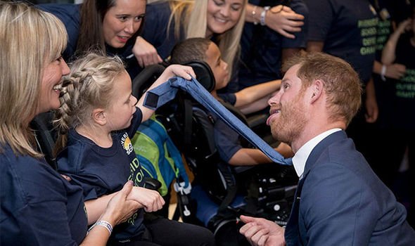 Не королевское поведение: Принц Гарри показал язык детям-инвалидам