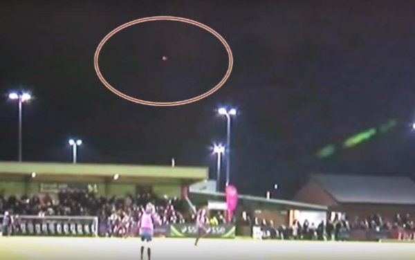 Очевидцы из Лондона заметили светящийся НЛО во время футбольного матча