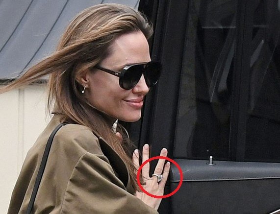 Анджелина Джоли засветила обручальное кольцо с огромным бриллиантом