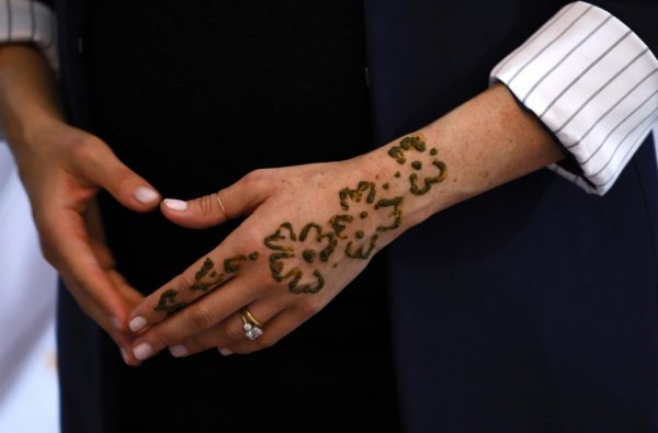 Меган Маркл в Марокко засветила необычные татуировки на руках