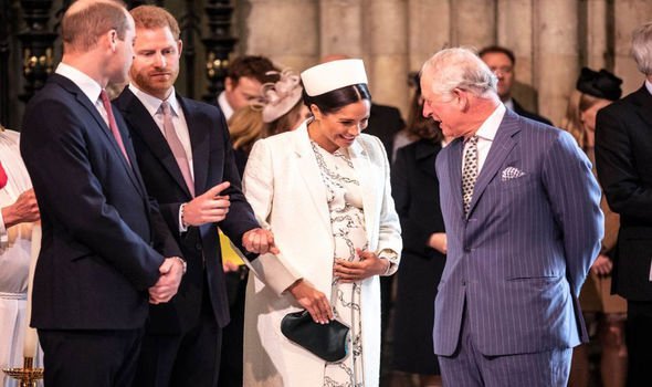 Почти миллион долларов: Принц Чарльз оплатил «беременный» гардероб Меган Маркл