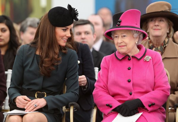 Меган Маркл в пролете: Кейт Миддлтон нашла поддержку в глазах королевы Елизаветы