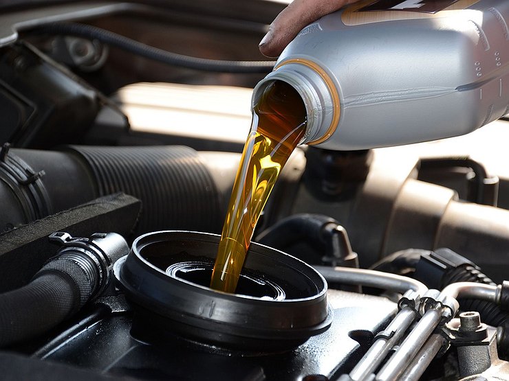 Когда лучше менять моторное масло?